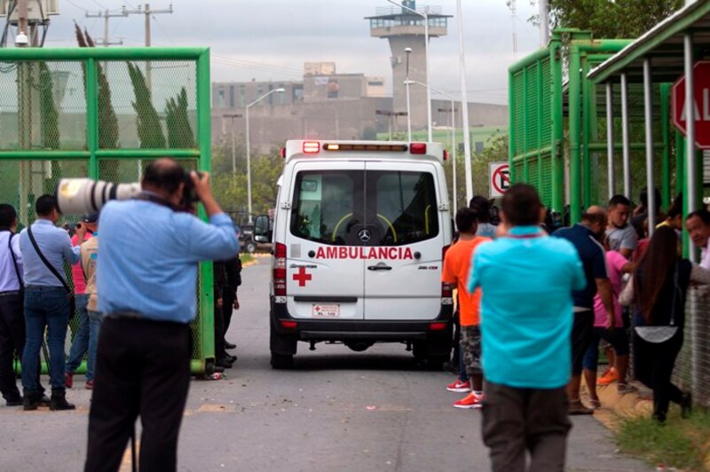Ambulancia llega a la cárcel de Puente Grande para trasladar a reos