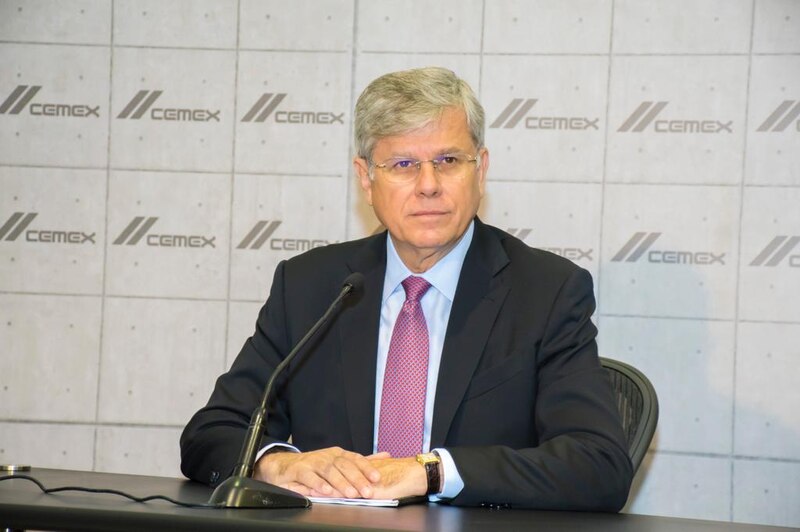 El CEO de Cemex, Fernando González, habla en una conferencia de prensa.