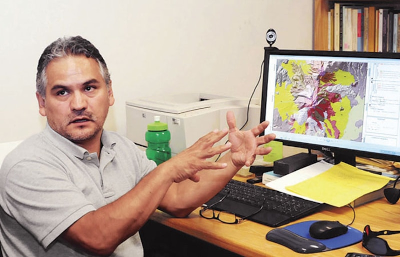 El geólogo ecuatoriano Hugo Yépez explica la importancia de estudiar los volcanes