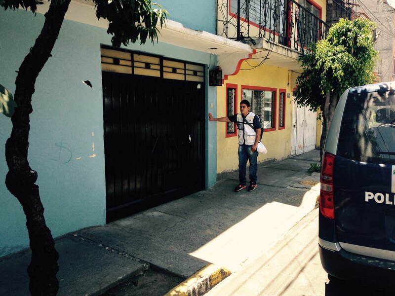 Policía en la puerta de una casa