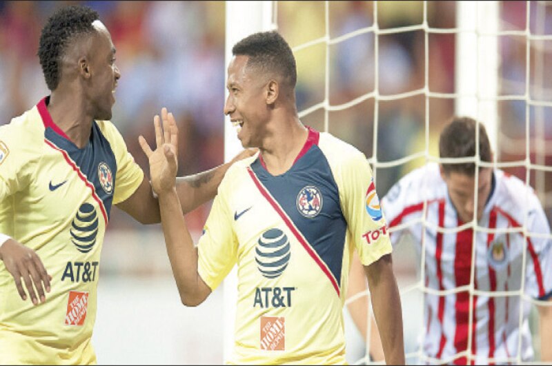 Jugadores del Club América celebran un gol