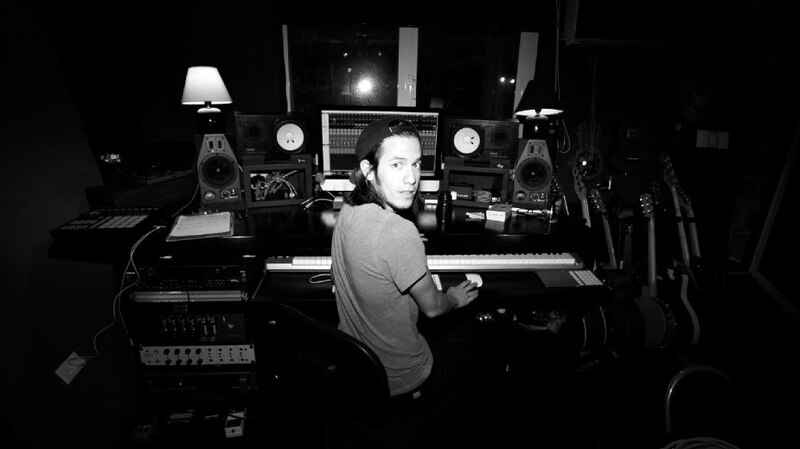 Productor musical trabajando en su estudio