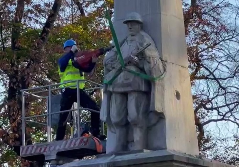 Retiran una estatua de un soldado de la Guerra Civil española