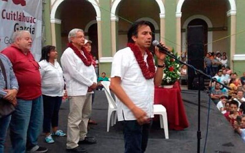 El candidato presidencial Andrés Manuel López Obrador pronuncia un discurso ante una multitud.