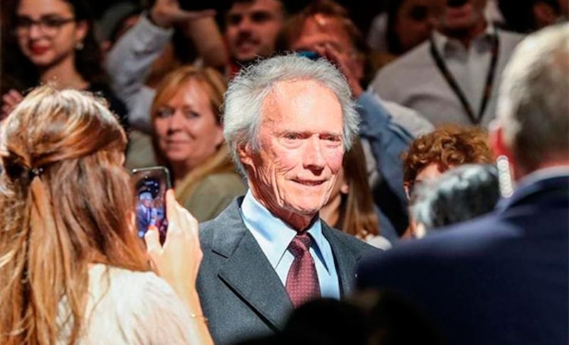 Clint Eastwood sonríe a sus fans