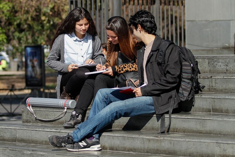 Estudiantes universitarios trabajando juntos en un proyecto