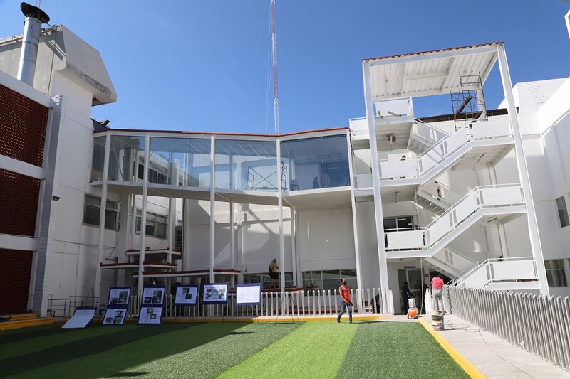 Edificio moderno con escaleras y ventanales