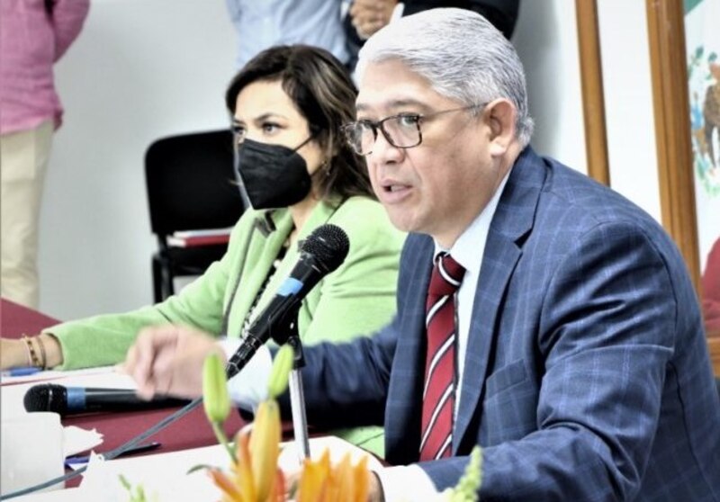 El presidente municipal de Querétaro, Luis Nava, encabeza la ceremonia de entrega de becas a estudiantes de excelencia