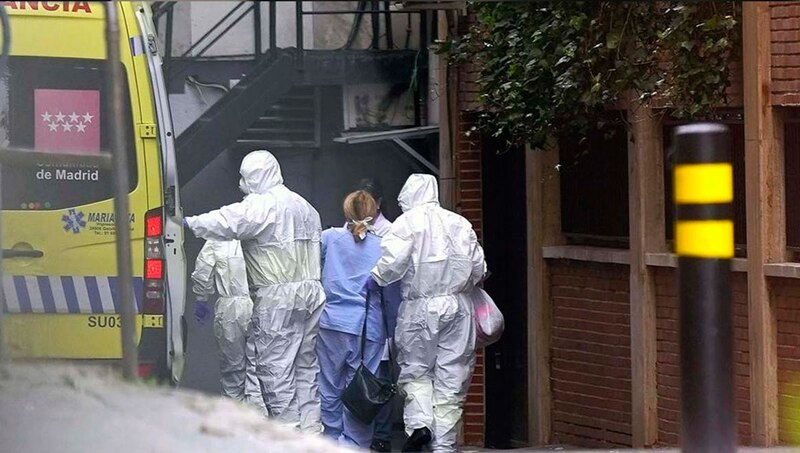 Sanitarios trasladan a un paciente con COVID-19