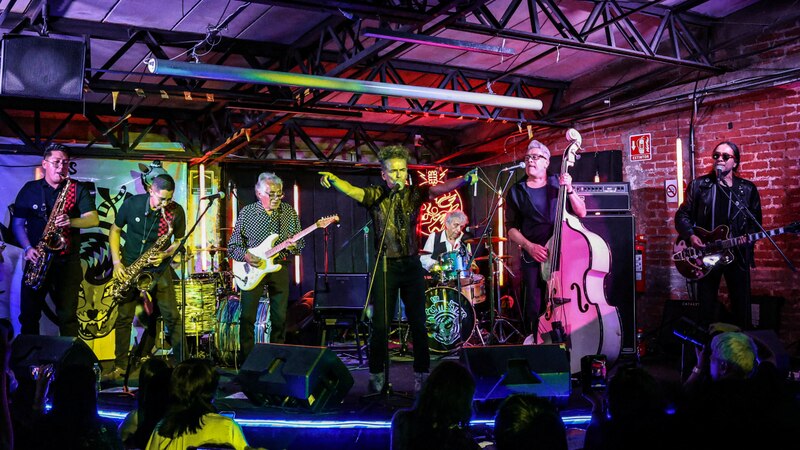Grupo de jazz latino tocando en vivo