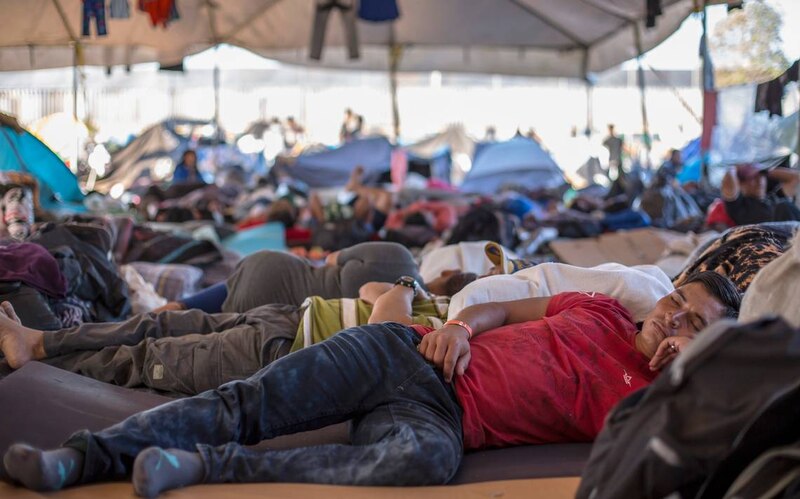 Migrantes centroamericanos duermen en un albergue temporal en Tijuana, México.