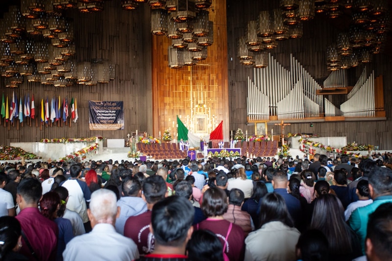 Cientos de personas acuden a la Basílica de Guadalupe a días de la celebración de la “morenita”.