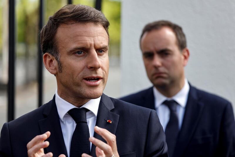 El presidente francés Emmanuel Macron pronuncia un discurso ante la prensa.