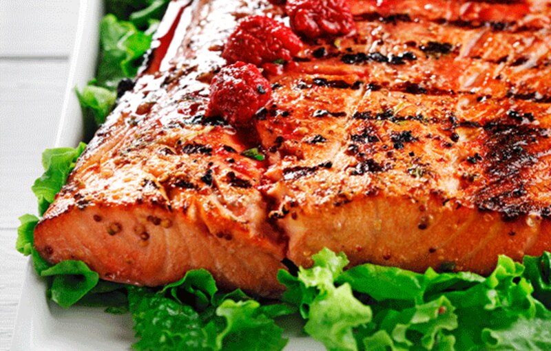 Salmón a la plancha con frambuesas