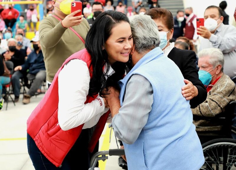 La candidata a la presidencia, María Eugenia Vidal, abraza a una mujer mayor en un acto de campaña.