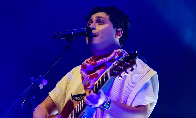 Cantante colombiano Camilo Echeverry dando un concierto