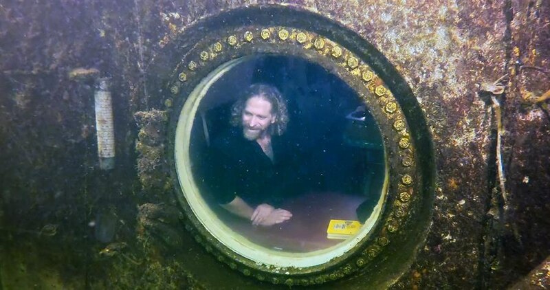 Un hombre en un submarino