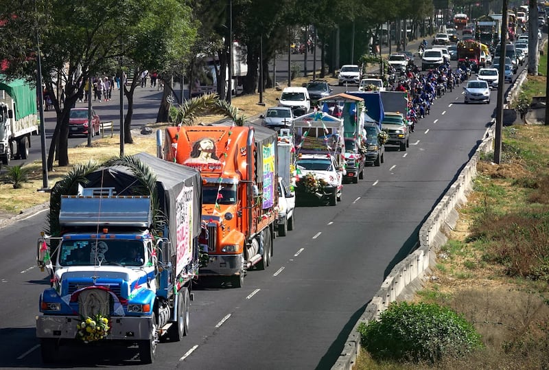 Miles de peregrinos caminaron sobre la Calzada Ignacio Zaragoza, teniendo como destino la Basílica de Guadalupe, esto previo a la celebración del 494 Aniversario de la aparición de la Virgen de Guadalupe en el Cerro del Tepeyac.