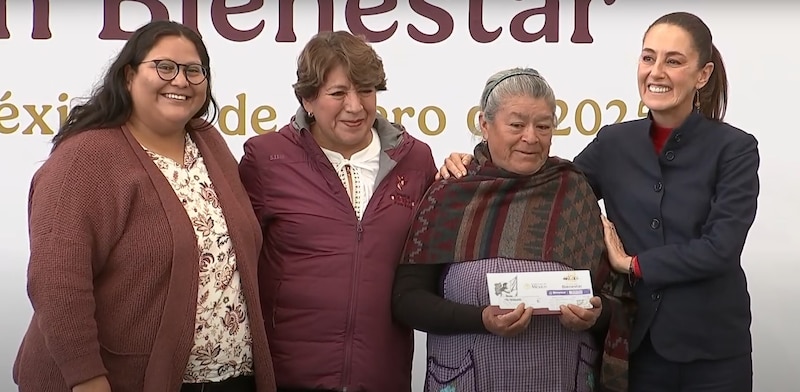 La presidenta Claudia Sheinbaum, la gobernadora Delfina Gómez y la titular de la Secretaría de las Mujeres, Citlali Hernández, entregan tarjetas del programa Mujeres Bienestar en Zinacantepec