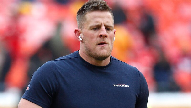 El entrenador de los Texans, David Culley, luce preocupado durante el partido contra los Broncos