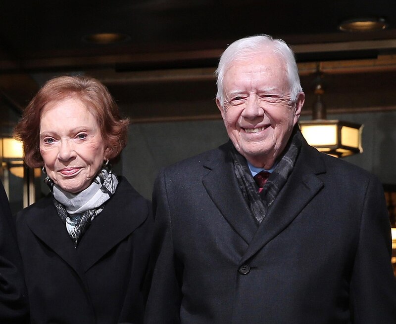 Jimmy Carter y su esposa Rosalynn Carter sonríen a la multitud