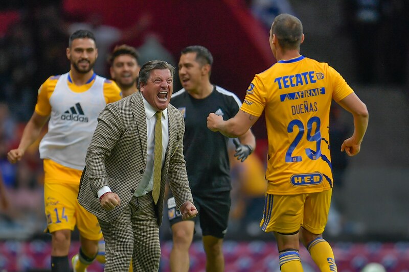 Miguel Herrera, director técnico de Tigres, celebra un gol de su equipo