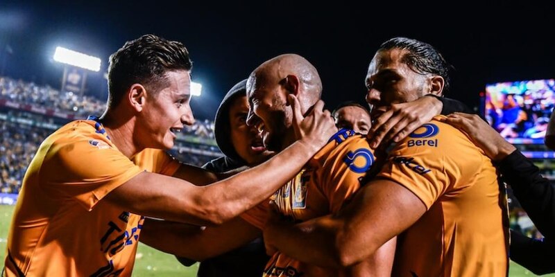 Jugadores de fútbol celebrando un gol