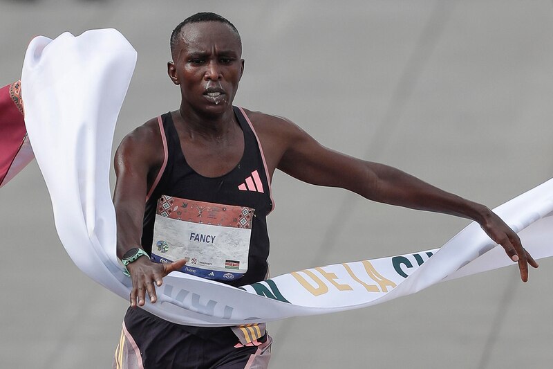 Atleta keniata gana la maratón de Boston