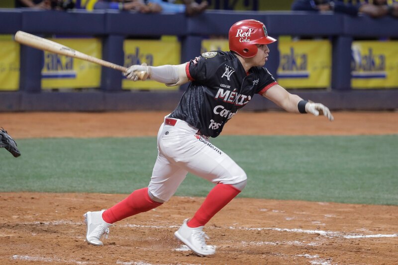 Jugador de béisbol mexicano conectando un hit.