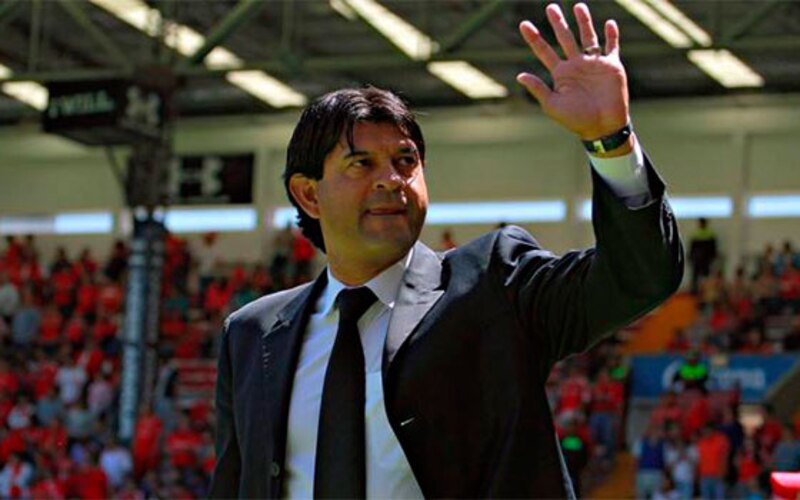 El entrenador de fútbol Diego Simeone saluda a la afición