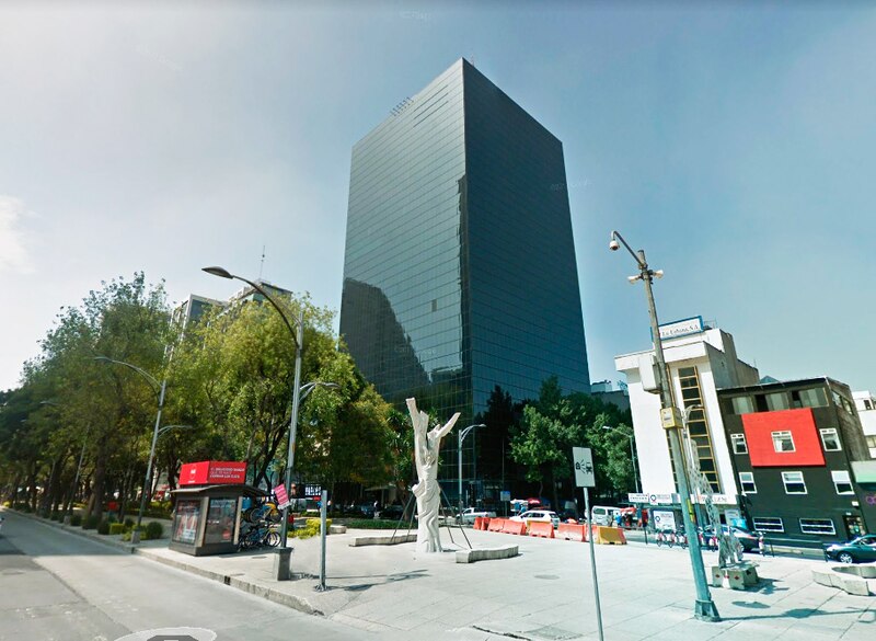 Edificio moderno de cristal y acero en la Ciudad de México