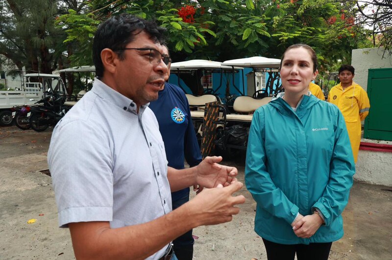 El presidente de Colombia, Gustavo Petro, habla con una mujer en una calle de Cartagena.