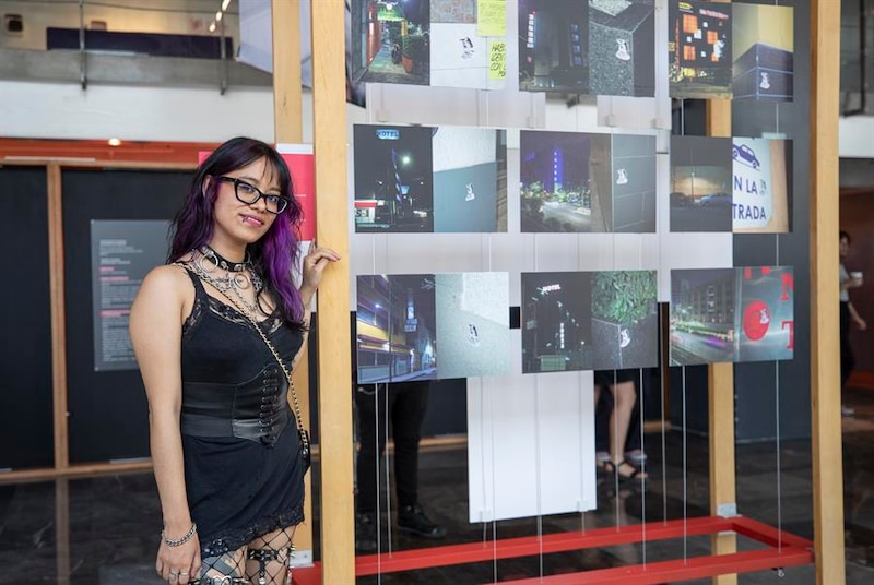 La artista visual mexicana expone su obra en una galería de arte.