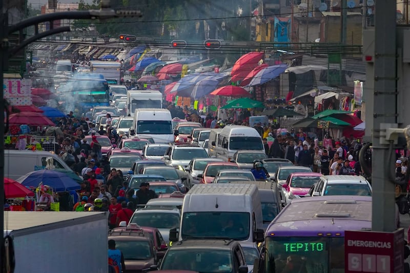A unos días de que se celebre el Día de Reyes, comerciantes y compradores abarrotaron el Eje 1 en el Barrio Bravo de Tepito en la Ciudad de México, para comprar principalmente juguetes para los más pequeños de la casa.