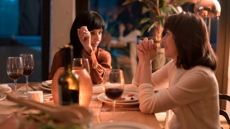 Amigas en una cena