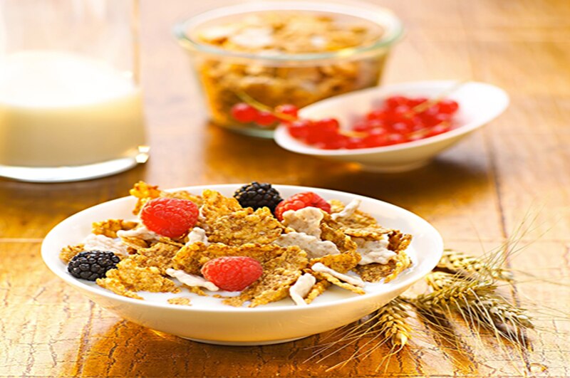 Cereales con leche y frutos rojos