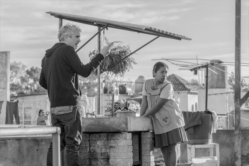 Yalitza Aparicio y Alfonso Cuarón en la filmación de Roma