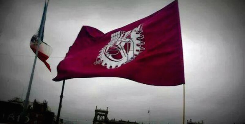 Bandera roja ondeando al viento