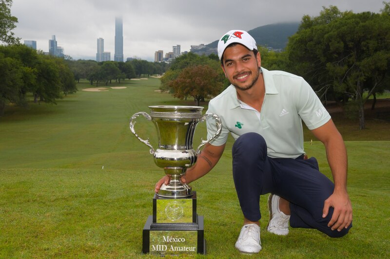 Golfista profesional mexicano Abraham Ancer con el trofeo del Mexico Open 2023