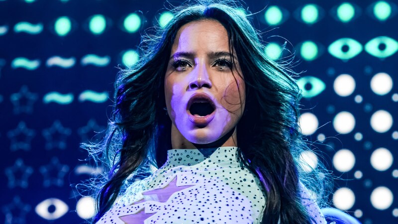 Karol G cantando en concierto