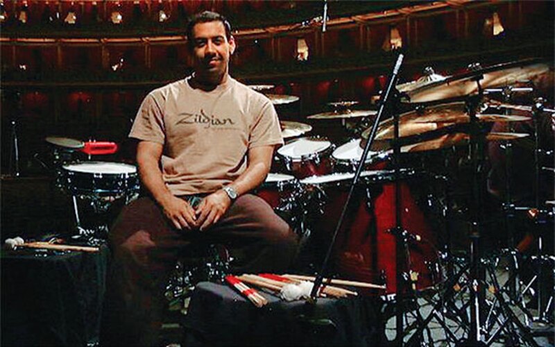 Baterista sentado en una silla frente a una batería