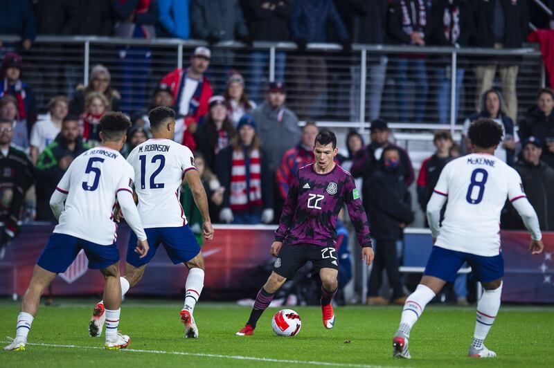 Jugador de fútbol mexicano dribla el balón ante la defensa del equipo contrario