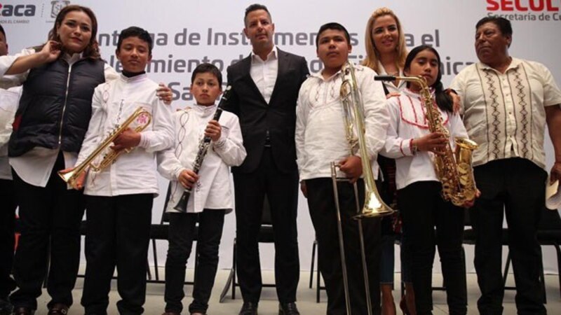 Entrega de instrumentos musicales a niños de escasos recursos