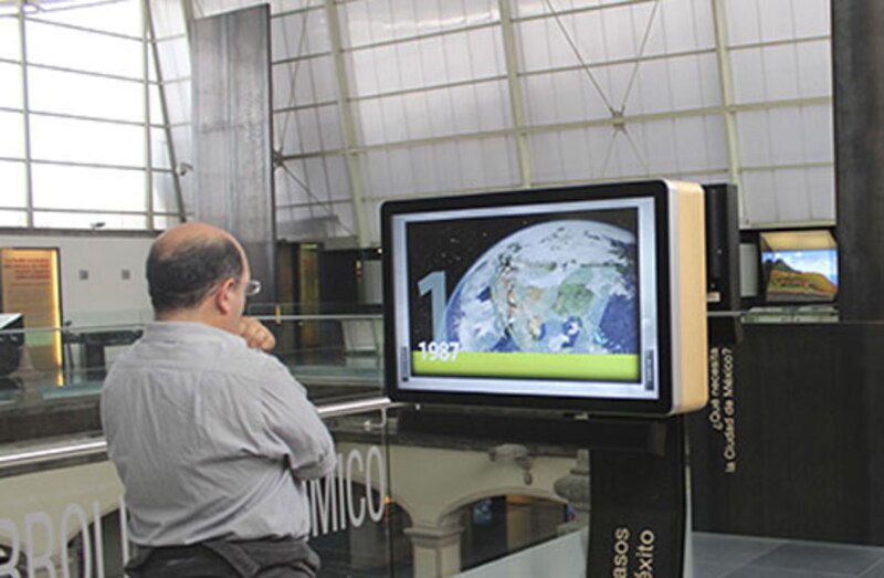 Un hombre mira un mapa interactivo en un museo