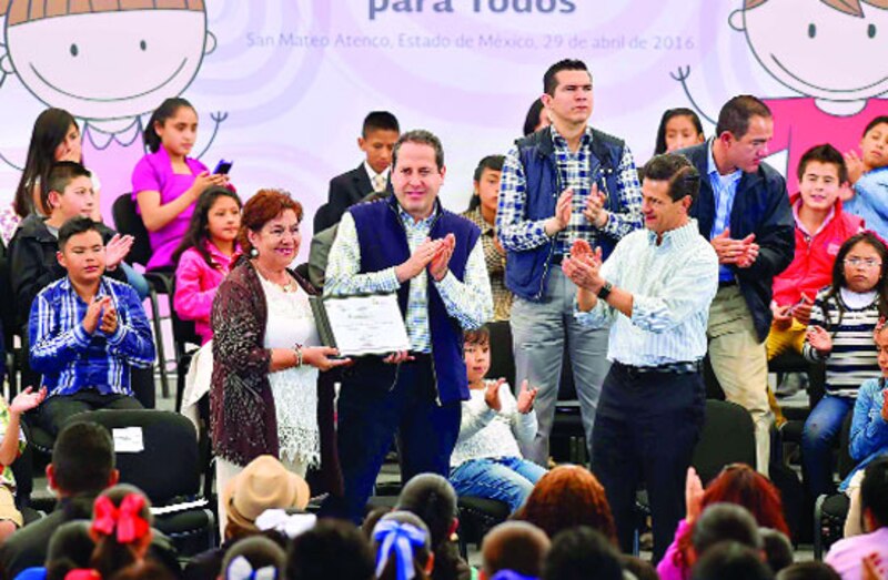 Entrega de reconocimientos a alumnos destacados del municipio de San Mateo Atenco