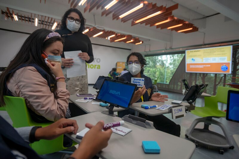 Estudiantes usando la tecnología en el aula