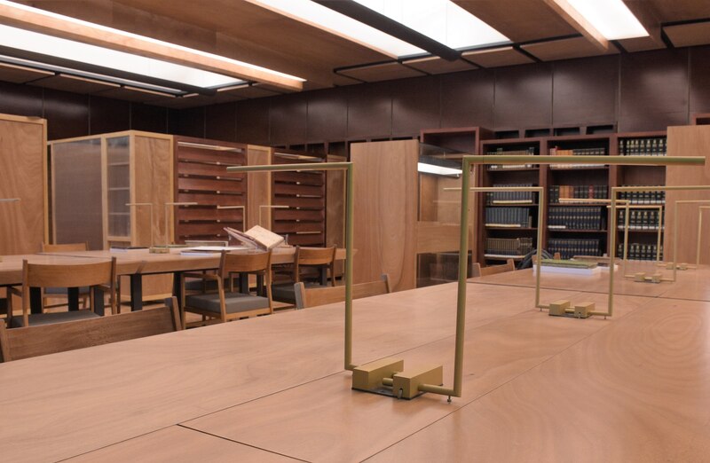 Biblioteca moderna con mesas y sillas de madera