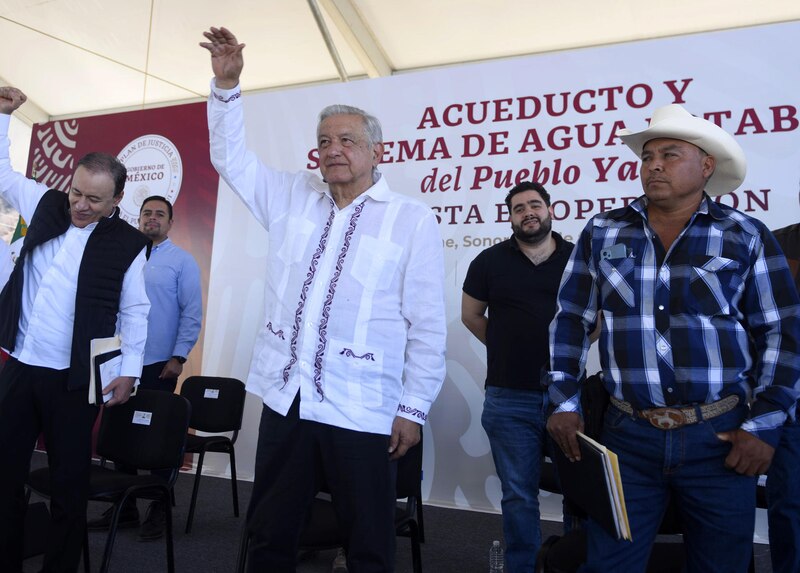 El presidente Andrés Manuel López Obrador supervisa la construcción del acueducto en Sonora