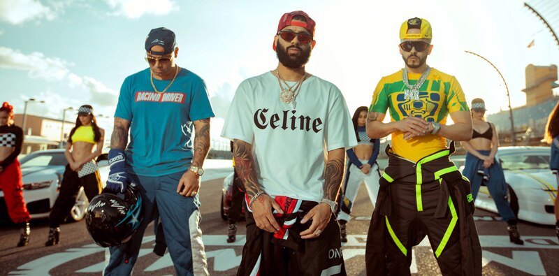 Los reguetoneros Nicky Jam, Maluma y Daddy Yankee en una carrera de coches.