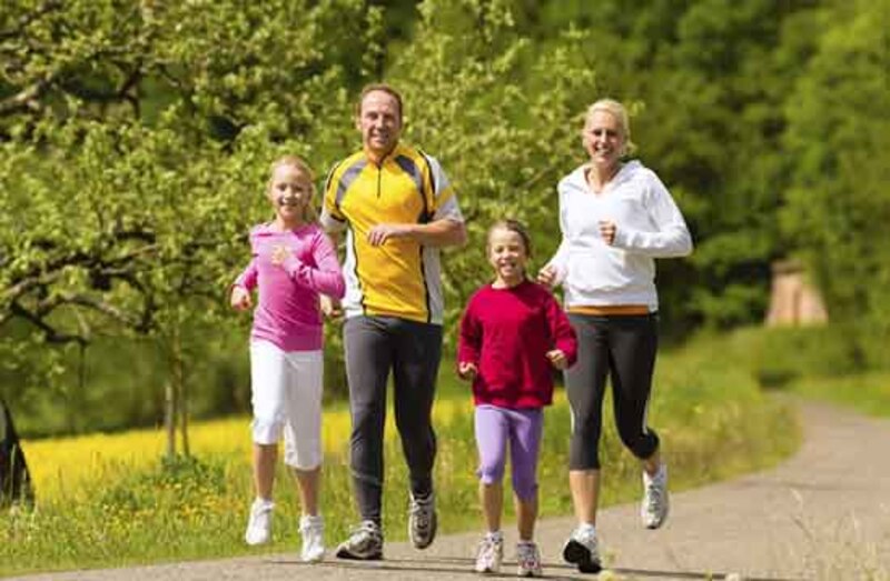 Familia corriendo en el campo